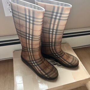 Burberry nova check rubber rain boots 7.5